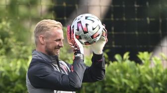 Penjaga gawang Denmark Kasper Schmeichel mengikuti sesi latihan di tempat latihan Tottenham Hotspur, London, pada (6/7/2021). [Paul ELLIS / AFP]