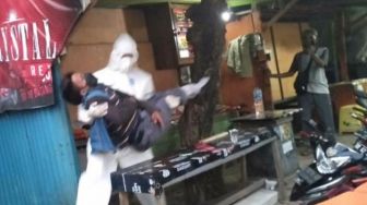 Pria Demam Terbaring di Dermaga Kayu Bangkoa Makassar Dijemput Satgas Covid-19