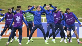 Para pemain Inggris mengikuti sesi latihan di St George&#039;s Park, Burton-on-Trent, Inggris, pada (6/7/2021). [Paul ELLIS / AFP]