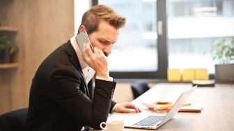 4 Ide Menarik Perhatian Pasangan yang Kelewat Sibuk dengan Pekerjaan
