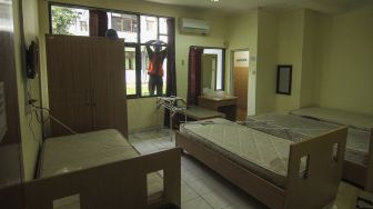 Pekerja menyelesaikan persiapan RS Darurat COVID-19 di Kompleks Asrama Haji, Pondok Gede, Jakarta, Rabu (7/7/2021). ANTARA FOTO/Asprilla Dwi Adha