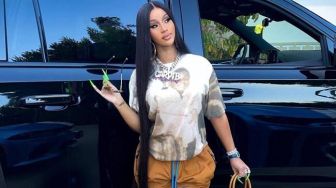 Rayakan Ulang Tahun Suami, Cardi B Tampil Unik Pakai Korset dari Sneaker Balenciaga