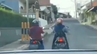 Potret Emak-Emak Naik Motor Bikin Pemobil Keheranan, Ini Dia Sebabnya