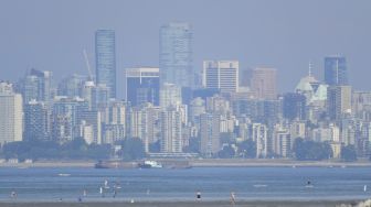 Suasana Kota Vancouver, British Columbia, terlihat melalui kabut pada hari yang panas terik di Kanada, pekan lalu. [Don MacKinnon / AFP]