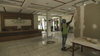 Pekerja menyelesaikan persiapan RS Darurat COVID-19 di Kompleks Asrama Haji, Pondok Gede, Jakarta, Rabu (7/7/2021). ANTARA FOTO/Asprilla Dwi Adha