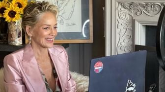 Aktor Catwoman Sharon Stone Ungkap Pernah Keguguran Sampai Sembilan Kali, Putuskan Adopsi Tiga Anak