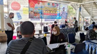 Lantamal VI Makassar dan Pelindo IV Gelar Vaksinasi Gratis di Pelabuhan