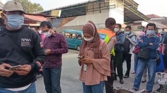 Antrean Panjang Stasiun Bojong Gede Bikin Was-Was