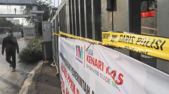 Garis polisi menyegel pintu depan Plaza Kenari Mas di kawasan Senen, Jakarta Pusat, Kamis (8/7/2021). [Suara.com/Alfian Winanto]