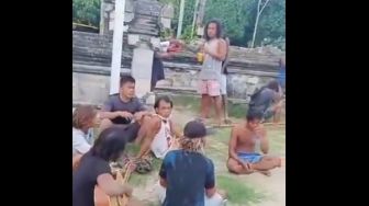 Geram Lihat Kerumunan Tak Taat PPKM, Pria Ini Usir Sekelompok Pemuda di Pantai Kuta