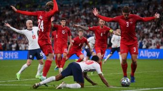 Inggris Vs Denmark Penuh Kontroversi: Ada 2 Bola di Lapangan Sebelum Sterling 'Diving'