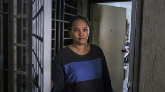 Seorang janda, Tilda Kalaivani berpose di apartemen sewaannya di Kuala Lumpur, Malaysia, pada (6/7/2021). [Mohd RASFAN / AFP]