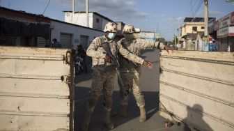 Tentara menjaga perbatasan Dajabon antara Republik Dominika dan Haiti setelah perbatasan ditutup karena pembunuhan yang dilakukan oleh kelompok bersenjata terhadap presiden Haiti, Jovenel Moise, pada (7/7/2021). [Erika SANTELICES / AFP]
