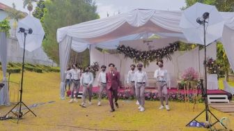 Bikin Penggemar Iri, Viral Pengantin Pria Beri Hadiah Dance Cover BTS untuk Istri