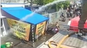 Viral Warung Soto Ayam Disemprot Semburan Disinfektan, Publik: Gak Manusiawi