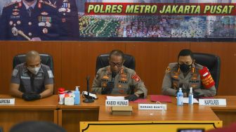 Kabid Humas Polda Metro Jaya Kombes Yusri Yunus (tengah) didampingi Kapolres Metro Jakarta Pusat Kombes Hengki Haryadi (kanan) dan Kasat Narkoba Kompol indrawienny panjiyoga saat menggelar rilis kasus narkoba yang menjerat Nia Ramadhani dan Ardie Bakrie di Polres Metro Jakarta Pusat, Kamis (8/7/2021). [Suara.com/Alfian Winanto]