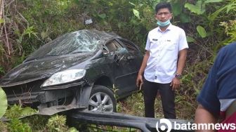 Kaget Ada Anjing Nyelonong, Mobil ASN di Natuna Jatuh Dalam Jurang 5 Meter