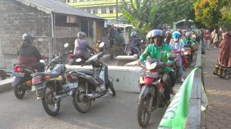 Satu Jam Ditutup Petugas, Jalan Setu Pedongkelan Depok Jebol