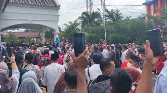 Dikepung Ribuan Massa, Eksekusi Bupati Pesisir Selatan Rusma Yul Anwar Akhirnya Ditunda