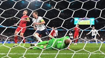 Pemain depan Inggris Harry Kane menembak dan mencetak gol selama pertandingan sepak bola semifinal EURO 2020 antara Inggris melawan Denmark di Stadion Wembley London, Inggris, Kamis (8/7) dini hari WIB. [Foto/AFP]