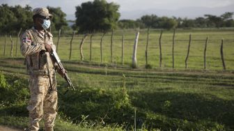 Tentara menjaga perbatasan Dajabon antara Republik Dominika dan Haiti setelah perbatasan ditutup karena pembunuhan yang dilakukan oleh kelompok bersenjata terhadap presiden Haiti, Jovenel Moise, pada (7/7/2021). [Erika SANTELICES / AFP]