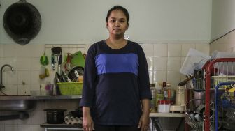 Seorang janda, Tilda Kalaivani berpose di apartemen sewaannya di Kuala Lumpur, Malaysia, pada (6/7/2021). [Mohd RASFAN / AFP]