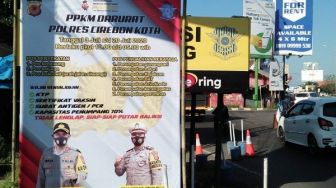 Tebar Spanduk, Kasat Lantas Polres Ciko Ajak Warga Dukung PPKM Darurat