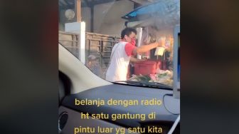 Viral Aksi Ibu-ibu Belanja Sayur Pakai HT, Tanpa Turun dari Mobil demi Taati Prokes