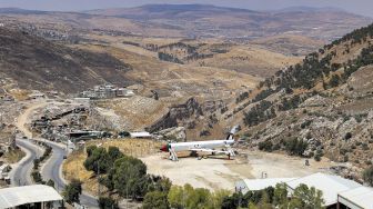 Pemandangan badan pesawat Boeing 707 yang diubah oleh saudara kembar Palestina Atallah dan Khamis al-Sairafi menjadi sebuah restoran yang mereka sebut "Restoran dan Kedai Kopi Palestina-Jordania Airline Nablus", di kota Nablus, Palestina, pada (5/7/2021). [JAAFAR ASHTIYEH / AFP]