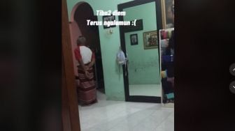 Istri Isoman di Rumah, Suami Rela Berdiri Depan Pintu Agar Tetap Jaga Jarak