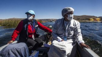 Tim Medis Datangi Suku Pribumi Peru di Danau Titicaca untuk Vaksinasi