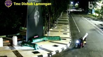 Ealah! Terekam CCTV Manekin Pocong di Alun-alun Lamongan Dicuri Orang