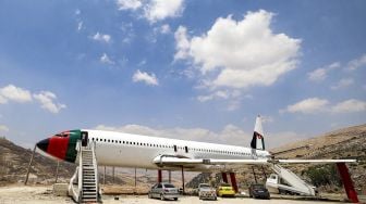 Pemandangan badan pesawat Boeing 707 yang diubah oleh saudara kembar Palestina Atallah dan Khamis al-Sairafi menjadi sebuah restoran yang mereka sebut "Restoran dan Kedai Kopi Palestina-Jordania Airline Nablus", di kota Nablus, Palestina, pada (5/7/2021). [JAAFAR ASHTIYEH / AFP]