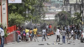 Kerumunan turun ke jalan dekat kantor Polisi Petionville di mana orang-orang bersenjata, yang dituduh terlibat dalam pembunuhan Presiden Jovenel Moise, ditahan di Port au Prince, Haiti, pada (8/7/2021). [Valerie Baeriswyl / AFP]