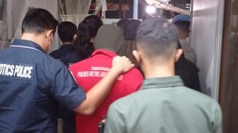 Nia Ramadhani dan Ardi Bakrie Beserta Sopir Kompak Jalan Nunduk Pakai Baju Tahanan