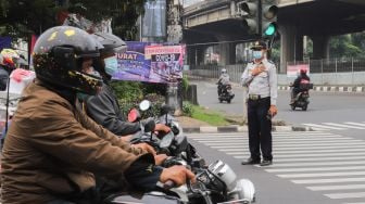 Petugas Dinas Perhubungan bersama pengendara motor berhenti sejenak untuk mengheningkan cipta di kawasan Cilandak, Jakarta Selatan, Sabtu (10/7/2021). [Suara.com/Alfian Winanto]