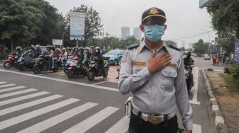 Petugas Dinas Perhubungan bersama pengendara motor berhenti sejenak untuk mengheningkan cipta di kawasan Cilandak, Jakarta Selatan, Sabtu (10/7/2021). [Suara.com/Alfian Winanto]