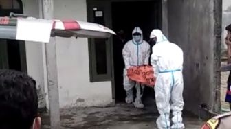 Pemilik Rumah Histeris Temukan Mayat Pria Bermasker Tergantung di Tiang