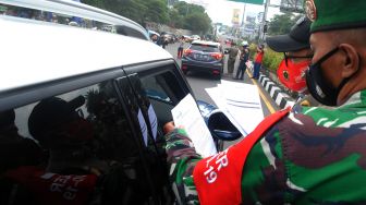 Anggota TNI AD bersama Satpol PP Kabupaten Bogor memeriksa surat hasil swab antigen dan vaksinasi COVID-19 milik pengendara mobil saat penyekatan jalur Puncak di Simpang Gadog, Kabupaten Bogor, Jawa Barat, Sabtu (10/7/2021). ANTARA FOTO/Arif Firmansyah
