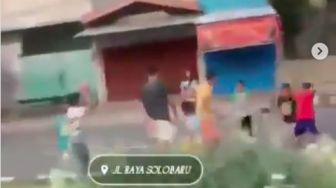 Cihuyyy! Jalan Raya Ditutup Akibat PPKM Darurat, Anak-anak di Solo Baru Asyik Main Bola