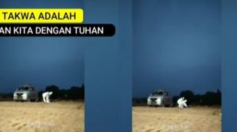 Viral Nakes Salat Pakai APD Lengkap di Tanah Lapang, Warganet Menangis