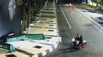 Penunggang Scoopy Ini Nekat Curi Alat Peraga Sosialisasi Bahaya Covid, Padahal Bentuknya Pocong