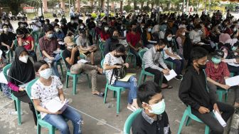 Anak usia 12-18 tahun antre untuk mengikuti vaksinasi COVID-19 di RSUP Dr Mohammad Hoesin Palembang, Sumatera Selatan, Sabtu (10/7/2021). ANTARA FOTO/Nova Wahyudi