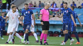 Wasit asal Belanda Bjorn Kuipers saat memimpin pertandingan sepak bola Grup E UEFA EURO 2020 antara Slovakia melawan  Spanyol di Stadion La Cartuja di Seville pada 23 Juni 2021.
[Foto/AFP]