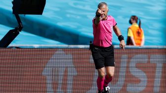 Wasit asal Belanda Bjorn Kuipers saat memimpin pertandingan sepak bola Grup E UEFA EURO 2020 antara Slovakia melawan  Spanyol di Stadion La Cartuja di Seville pada 23 Juni 2021.[Foto/AFP]