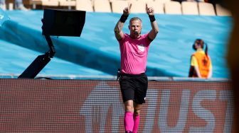 Wasit asal Belanda Bjorn Kuipers saat memimpin pertandingan sepak bola Grup E UEFA EURO 2020 antara Slovakia melawan  Spanyol di Stadion La Cartuja di Seville pada 23 Juni 2021.
[Foto/AFP]