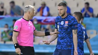 Wasit asal Belanda Bjorn Kuipers saat memimpin pertandingan sepak bola Grup E UEFA EURO 2020 antara Slovakia melawan  Spanyol di Stadion La Cartuja di Seville pada 23 Juni 2021.
[Foto/AFP]