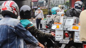 Petugas Dinas Perhubungan bersama pengendara motor berhenti sejenak untuk mengheningkan cipta di kawasan Cilandak, Jakarta Selatan, Sabtu (10/7/2021). [Suara.com/Alfian Winanto]