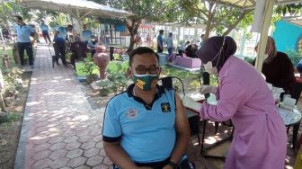 Lawan Covid-19, Seluruh Petugas Lapas Narkotika Cirebon Divaksinisasi