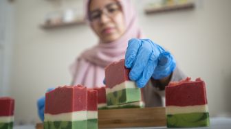 Pengrajin memproduksi sabun buatan tangan ('handmade') di industri rumahan 'Bath Rituals', Taman Cimanggu, Tanah Sareal, Kota Bogor, Jawa Barat, Minggu (11/7/2021). [ANTARA FOTO/Aditya Pradana Putra]